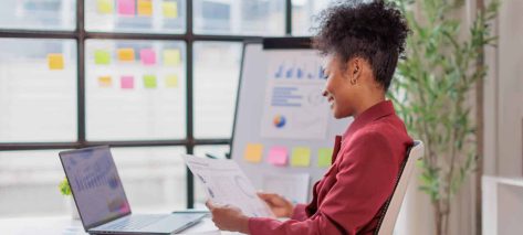 Photo d'une femme qui travail dans son bureau