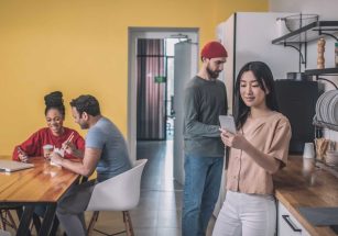 Un groupe d'étudiants dans une cuisine