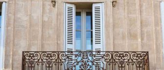 Photo d'un balcon d'une maison