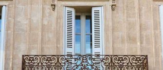 Photo d'un balcon d'une maison