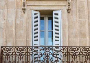Photo d'un balcon d'une maison