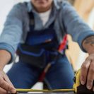 Photo d' une femme qui mesure son logement