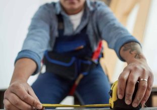 Photo d' une femme qui mesure son logement