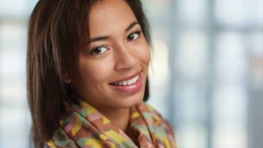 Photo d'une femme souriante