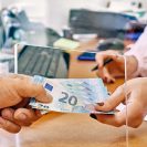Photo de 2 personnes qui effectuent une transaction monétaire