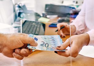 Photo de 2 personnes qui effectuent une transaction monétaire